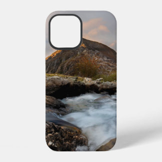 COQUE iPhone 12 BROWN MOUNTAIN NEAR BODY OF WATER UNDER CLOUDY SKY