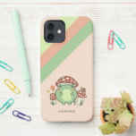 Coque iPhone 12 Caricature de la grenouille et des champignons | N<br><div class="desc">Ce mignon étui téléphonique comporte une grenouille dessinée à la main de style kawaii, portant un casquette de champignon, ainsi que d'autres champignons, un escargot, une fleur, un papillon et de l'herbe. Un jeu de couleurs de rouge, de chaux, de vert, de marron, d'orange, de jaune et de pêche est...</div>