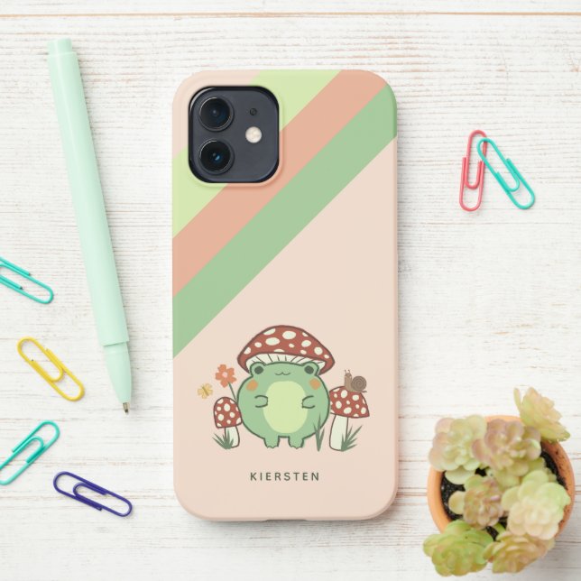 Coque iPhone Caricature de la grenouille et des champignons | N (Sur le bureau)