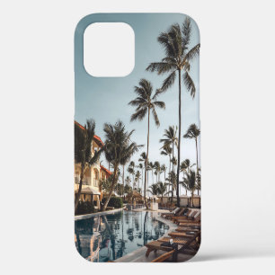 Coque iPhone 12 Chaises longues en bois marron près de la piscine 