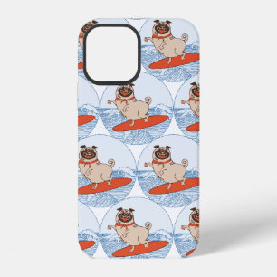 Coque iPhone 12 Chien pug heureux chevauchant une vague sur une pl