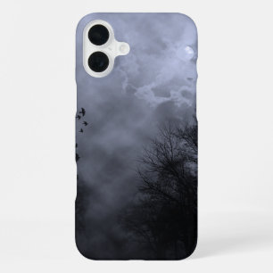 Coque iPhone 16 Plus Ciel hanté avec Brume Bleue des Corbeaux Effrayant