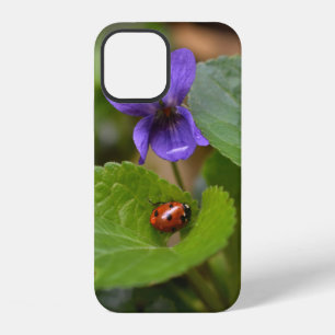 Coque iPhone 12 Coccinelle sur fleurs de violettes odorantes