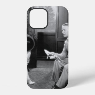 Coque iPhone 12 Couple assis ensemble dans un compartiment d'un tr