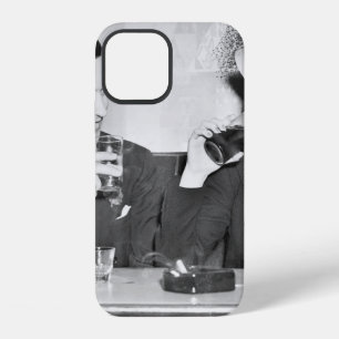 Coque iPhone 12 Couple assis ensemble dans un restaurant flirtant