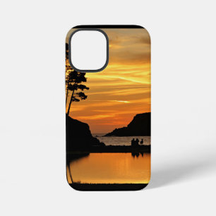 Coque iPhone 12 Mini Couple et chien coucher de soleil Orange Beach côt