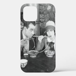 Coque iPhone 12 Couple partageant une nouille dans un restaurant v