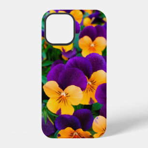 Coque iPhone 12 De magnifiques pensées en fleurs dans le jardin