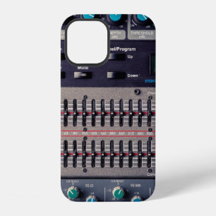 Coque iPhone 12 De nombreux boutons sur une console de mixage dans