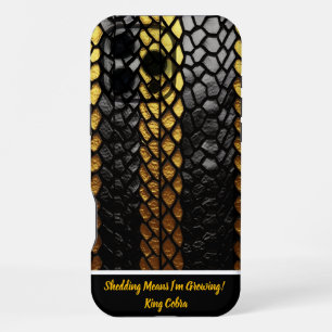 Coque iPhone 16 Pro Max Détail captivant de peau de serpent noir et or