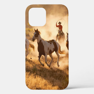 Coque iPhone 12 Deux cow-boys de l'ouest américain chevauchant des
