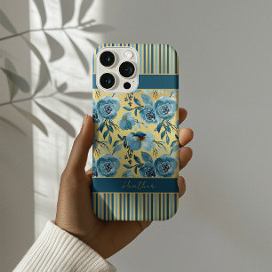 Coque iPhone 15 Pro Max Élégant Monogramme Fleurie Rayée Bleu Poussiéreux