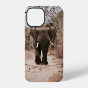 COQUE iPhone 12 ÉLÉPHANT NOIR MARCHANT SUR DU SABLE BRUN