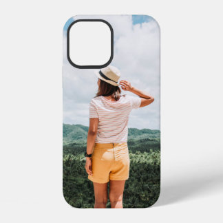 Coque iPhone 12 Femme debout près des arbres