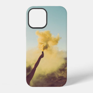 Coque iPhone 12 Femme debout sur le désert tenant une fusée éclair