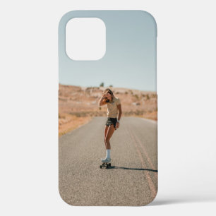 Coque iPhone 12 Femme en chemise blanche courant sur la route au m