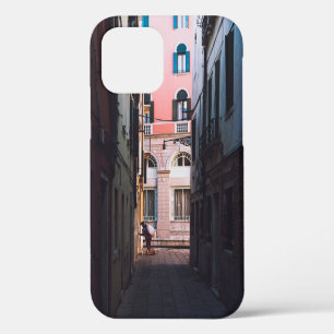 COQUE iPhone 12 FEMME EN CHEMISE BLANCHE ET PANTALON NOIR MARCHANT