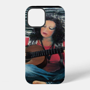 Coque iPhone 12 Femme Jouant De La Musique Avec Guitare Acoustique