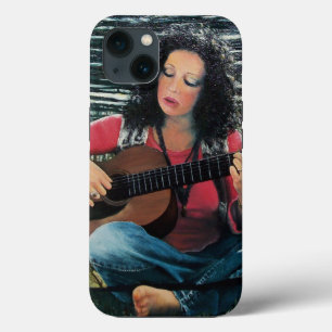 Etui iPhone 13 Femme Jouant De La Musique Avec Guitare Acoustique