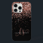 Coque iPhone 15 Pro Max Glam Rose Gold Parties scintillant Élégant Monogra<br><div class="desc">Glam Rose Gold Parties scintillant coque iphone monogramme élégant. Personnalisez facilement ce design branché de boîtier de téléphone chic avec une élégante parties scintillant brillante d'or rose sur un arrière - plan noir. Le design comprend votre monogramme manuscrit avec de jolis tourbillons et nom.</div>