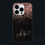Coque Pour iPhone 14 Plus Glam Rose Gold Parties scintillant Élégant Monogra<br><div class="desc">Glam Rose Gold Parties scintillant coque iphone monogramme élégant. Personnalisez facilement ce design branché de boîtier de téléphone chic avec une élégante parties scintillant brillante d'or rose sur un arrière - plan noir. Le design comprend votre monogramme manuscrit avec de jolis tourbillons et nom.</div>