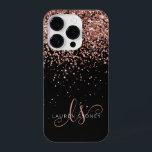 Coque Pour iPhone 14 Plus Glam Rose Gold Parties scintillant Élégant Monogra<br><div class="desc">Glam Rose Gold Parties scintillant coque iphone monogramme élégant. Personnalisez facilement ce design branché de boîtier de téléphone chic avec une élégante parties scintillant brillante d'or rose sur un arrière - plan noir. Le design comprend votre monogramme manuscrit avec de jolis tourbillons et nom.</div>