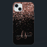 Coque iPhone 15 Plus Glam Rose Gold Parties scintillant Élégant Monogra<br><div class="desc">Glam Rose Gold Parties scintillant coque iphone monogramme élégant. Personnalisez facilement ce design branché de boîtier de téléphone chic avec une élégante parties scintillant brillante d'or rose sur un arrière - plan noir. Le design comprend votre monogramme manuscrit avec de jolis tourbillons et nom.</div>