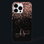 Coque Pour Pour iPhone 14 Pro Max Glam Rose Gold Parties scintillant Élégant Monogra<br><div class="desc">Glam Rose Gold Parties scintillant coque iphone monogramme élégant. Personnalisez facilement ce design branché de boîtier de téléphone chic avec une élégante parties scintillant brillante d'or rose sur un arrière - plan noir. Le design comprend votre monogramme manuscrit avec de jolis tourbillons et nom.</div>