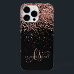 Coque Pour Pour iPhone 14 Pro Max Glam Rose Gold Parties scintillant Élégant Monogra<br><div class="desc">Glam Rose Gold Parties scintillant coque iphone monogramme élégant. Personnalisez facilement ce design branché de boîtier de téléphone chic avec une élégante parties scintillant brillante d'or rose sur un arrière - plan noir. Le design comprend votre monogramme manuscrit avec de jolis tourbillons et nom.</div>