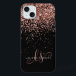 Coque iPhone 15 Plus Glam Rose Gold Parties scintillant Élégant Monogra<br><div class="desc">Glam Rose Gold Parties scintillant coque iphone monogramme élégant. Personnalisez facilement ce design branché de boîtier de téléphone chic avec une élégante parties scintillant brillante d'or rose sur un arrière - plan noir. Le design comprend votre monogramme manuscrit avec de jolis tourbillons et nom.</div>