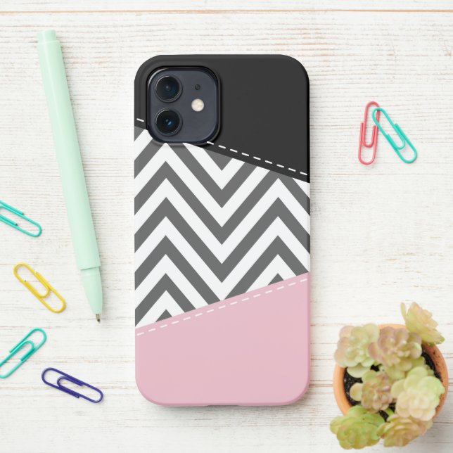 Coque iPhone Gris Zigzag, Gris Chevron, Motif Zigzag, Rose (Sur le bureau)