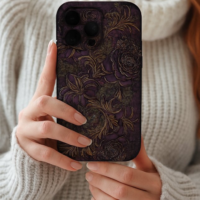 Coque iPhone Grunge foncé esthétique Gothique Violet Or Floral (Créateur téléchargé)
