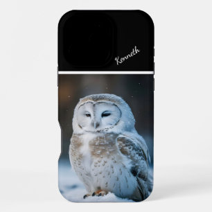 Coque iPhone 16 Pro Max Hibou des neiges dans l'étreinte de l'hiver
