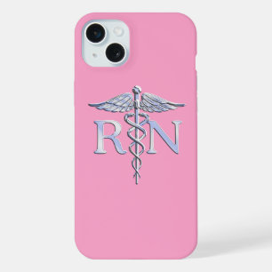 Coque iPhone 15 Plus Infirmière diplômée IR Caducée sur rose rose