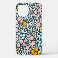 Jardin fleuri avec des roses et des fleurs sauvage