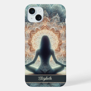 Coque iPhone 15 Plus Jolie fille de mandala méditant Nom personnalisé