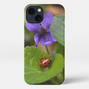 Etui iPhone 13 Ladybug sur les fleurs de violet doux
