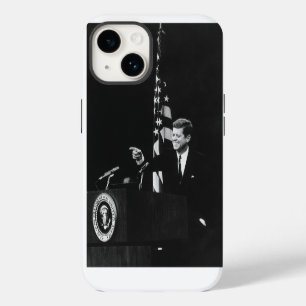 Coque Pour iPhone 14 Le président américain John Kennedy à la conférenc
