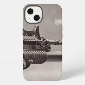 Etui iPhone 13 Masculine de sous-mitrailleuse Soldat noir et blan