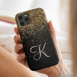 Coque Pour iPhone 14 Plus Monogramme à étincelle noire à Parties scintillant<br><div class="desc">Personnalisez facilement ce design élégant et branché de boîtier de téléphone avec une jolie parties scintillant dorée brillante sur un arrière - plan métallique brossé noir.</div>