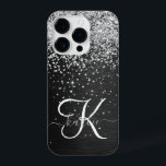 Coque Pour iPhone 14 Plus Monogramme à étincelle noire à Parties scintillant<br><div class="desc">Personnalisez facilement ce design élégant et branché de boîtier de téléphone avec une jolie parties scintillant brillante en argent sur un arrière - plan métallique brossé noir.</div>