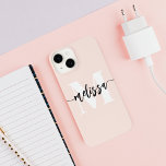 Coque Pour iPhone 14 Monogramme Brush Calligraphy Blush<br><div class="desc">monogramme de serif gras combiné avec calligraphie manuscrite brosse.</div>