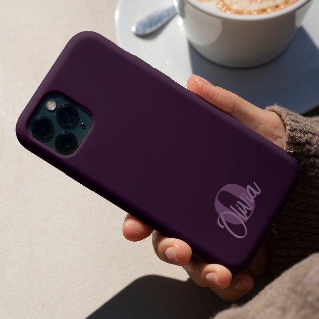 Coque iPhone Monogramme de script moderne monochrome violet coo (Créateur téléchargé)