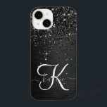 Coque Pour iPhone 14 Monogramme d'étincelle à Parties scintillant noire<br><div class="desc">Personnalisez facilement ce design élégant et branché de boîtier de téléphone avec une jolie parties scintillant brillante noire sur un arrière - plan métallique brossé noir.</div>