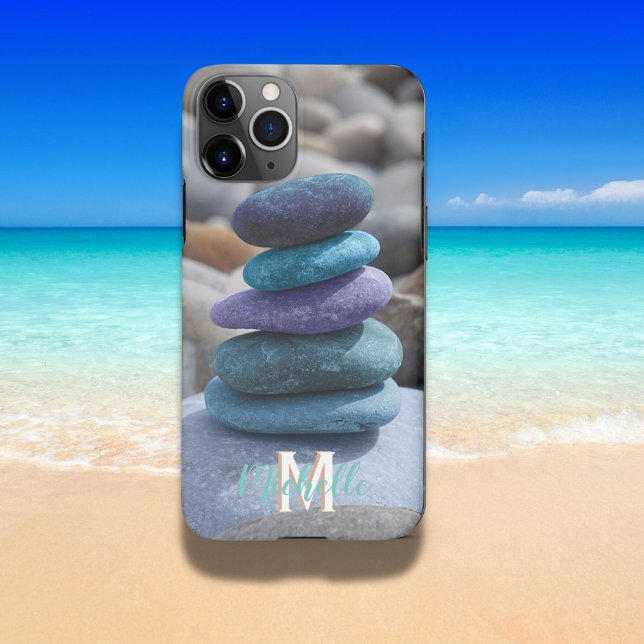 Coque iPhone Monogramme M Galets de plage Pierres Bleu Violet (Créateur téléchargé)