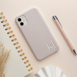 Etui iPhone 13 Monogramme neutre minimaliste moderne<br><div class="desc">Design minimaliste moderne dans des tons neutres chic de la terre vous propose vos initiales ou monogrammes en lettres simples et propres sur le fond,  en couches avec une couleur plus profonde pour un look 3D.</div>