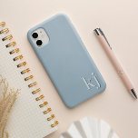 Etui iPhone 13 Monogramme tonique minimaliste moderne<br><div class="desc">Design minimaliste moderne dans des tons chics bleu poussiéreux avec vos initiales ou monogramme en lettrage simple et propre sur le fond,  superposé avec une couleur plus profonde pour un look 3D.</div>