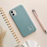 Etui iPhone 13 Monogramme tonique minimaliste moderne<br><div class="desc">Design minimaliste moderne dans des couleurs chic et vertes avec vos initiales ou monogrammes en lettrage simple et propre sur le fond,  superposé avec une couleur plus profonde pour un look 3D.</div>