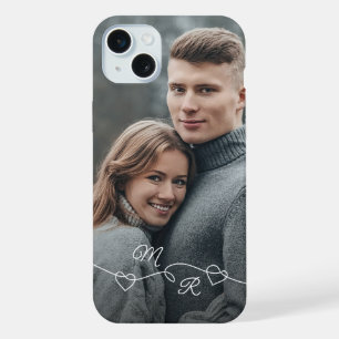 Coque iPhone 15 Plus Monogrammes Personnalisés et Cœurs d'Amour