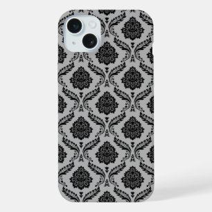 Coque iPhone 15 Plus Motif Damassé Rococo Noir sur Gris